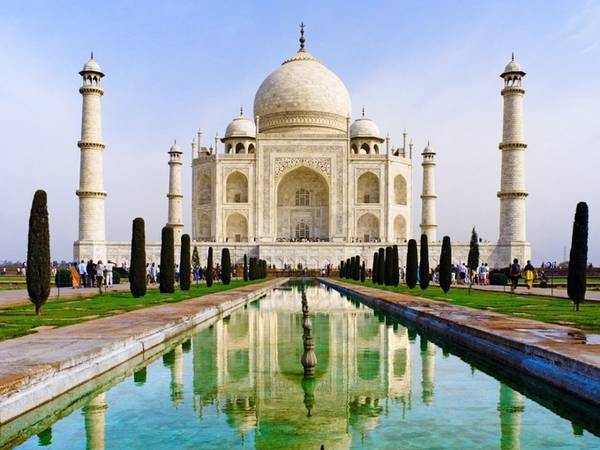 Taj Mahal ở Agra, Ấn Độ được đánh giá: "Không chỉ là thành tựu kiến trúc vĩ đại nhất trái đất mà còn là minh chứng mạnh mẽ cho tình yêu. Sẽ không thể gọi là biết tận hưởng cuộc sống cho đến khi du khách đặt chân tới đây".