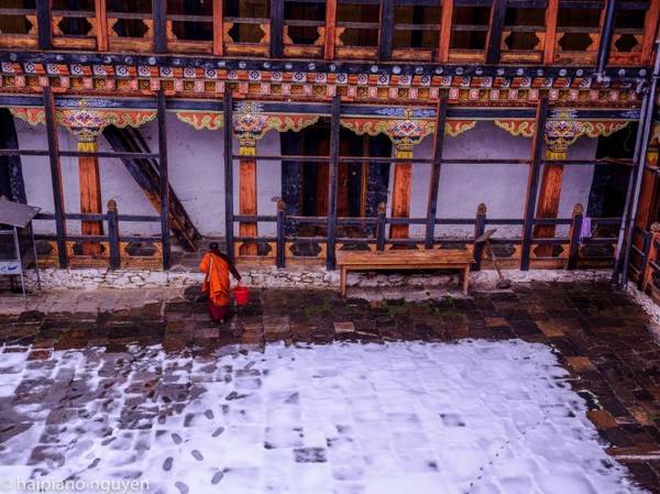 Tuyết rơi ngoài sân các tu viện cổ