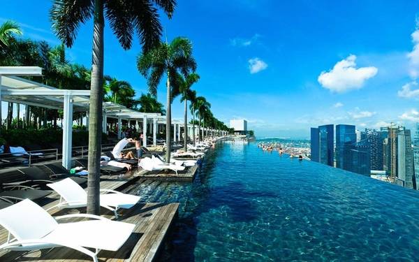 Okura Prestige, Bangkok, Thái Lan Khách sạn sang trọng này sở hữu một bể bơi vô cực dài hơn 8 m trên tầng thứ 25, những du khách đã bơi lội tại đây đều cảm thấy như đang vươn mình ra những toà nhà chọc trời trong thành phố.