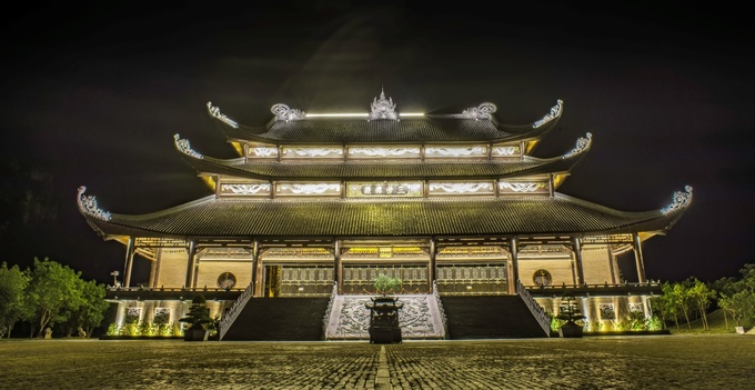 Điện Tam Thế là ngôi điện cao nhất trong chùa, được xây bằng bê tông và sơn màu gỗ. Đây là ngôi điện thờ Tam thế Phật gồm những chư Phật trong ba giai đoạn: Quá khứ – Đức Phật A Di Đà, Hiện tại – Đức Phật Thích Ca Mâu Ni và Tương lai – Đức Phật Di Lặc.