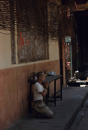 Đời sống tâm linh là điều không thể thiếu đối với bất kỳ cộng đồng người Hoa nào. Nhiều ngôi chùa gốc Hoa hàng trăm năm tuổi ở Sài Gòn có thể minh chứng cho điều này.