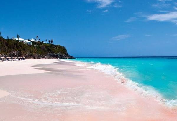 Bãi cát hồng trải dài 5 km, dòng nước luôn ấm áp giúp du khách có thể bơi và lặn bất cứ lúc nào.