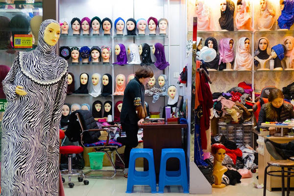 Hầu hết đồ "Made in China" đều xuất phát từ nơi đây. Trong ảnh là một đại lý bán buôn khăn trùm đầu cho phụ nữ Hồi giáo.