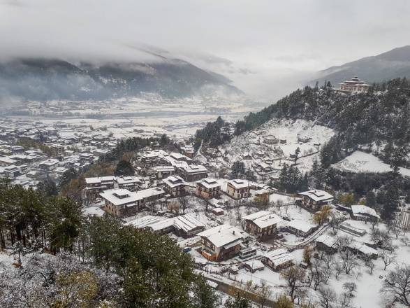 Vốn không thuộc xứ lạnh nên mùa tuyết tan ở Bhutan có “dáng vẻ” hiền hòa đặc trưng, không một chút băng giá nào, mà ngược lại ấm áp đến lạ thường. Mùa tuyết tan ở Bhutan thường diễn ra trong tầm tháng 3, khi mùa xuân cũng vừa ghé thăm từng kẽ lá. Bức ảnh toàn cảnh này được chụp ở một độ cao lý tưởng. Cả đất trời Bhutan dường như thu cả vào camera sau 16MP bé nhỏ của Galaxy A 2017.