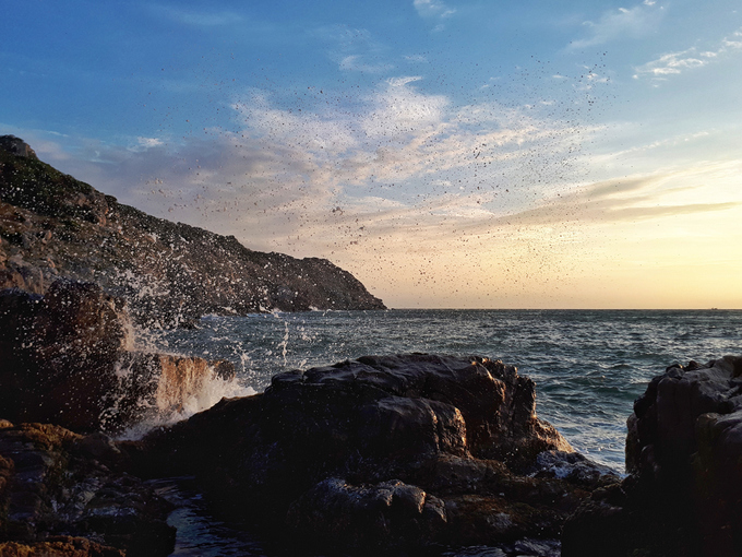 Dưới ống kính của nhiếp ảnh gia Anton Đạt, nước biển ở Ninh Chữ xanh trong, lung linh dưới ánh nắng mặt trời. Những con sóng bạc đầu vỗ nơi gành đá tung bọt trắng xóa mang đến vẻ đẹp yên bình, ngọt ngào và lãng mạn.