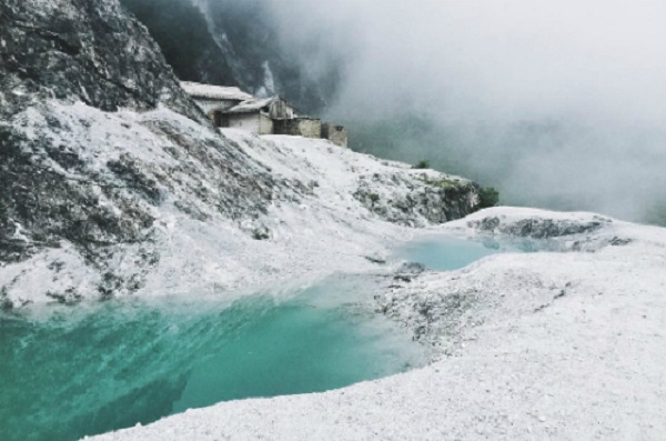 "Ngọn đồi tuyết trắng" trên đường đến Mai Châu. Ảnh: Instagram.