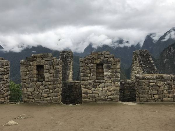 Từ khoảnh khắc đặt chân vào Machu Picchu, du khách sẽ bị cuốn ngay vào cảnh đẹp. Khu di tích là thành trì cổ đại với hơn 500 năm tuổi còn sót lại. Đến nay, con người vẫn chưa tìm ra câu trả lời Machu Picchu được xây lên bằng cách nào và với mục đích gì. Chỉ một điều được hiểu rõ ràng là Machu Picchu từng là một thành phố lớn với rất nhiều đền đài, quảng trường, nhà ở... Tại các bức tường thường có chăng dây trắng để phân định khu vực mà du khách không được bước vào hay đụng chạm tới. Đồng thời luôn có bảo vệ canh gác khi du khách tham quan.