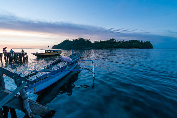 Quần đảo Togian Nằm trên vịnh Tomini, tỉnh Trung Sulawesi, 56 hòn đảo trong quần đảo Torgian nổi tiếng với những khu rừng và bãi biển đẹp. Tuy nhiên, hành trình đến với quần đảo khá vất vả, du khách sẽ mất 3 ngày di chuyển bằng xe buýt và phà từ thị xã Tana Toraja, nhưng thành quả của chuyến đi sẽ hoàn toàn xứng đáng. Tới đây, mọi người thường thích đi lặn biển, hoặc tới hồ Sứa để bơi lội với hàng ngàn con sứa mà không lo bị đốt, tham quan đảo núi lửa Una-Una.