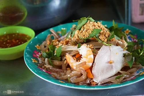 Gỏi ngó sen là món ăn không mấy phổ biến ở đường phố Sài Gòn. Ảnh: Di Vỹ.