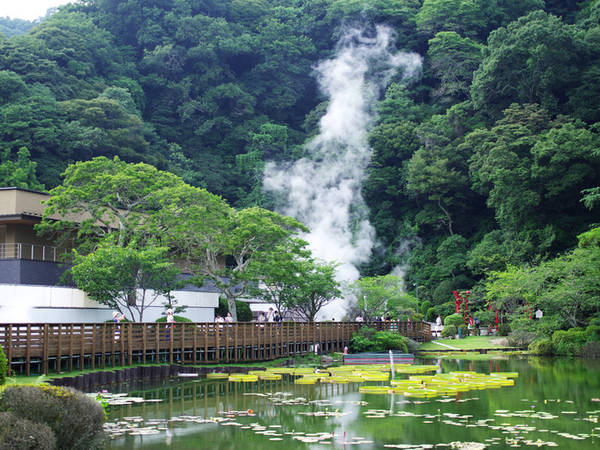 Tại xứ sở của suối nước nóng Oita, thành phố Beppu là nơi nổi tiếng nhất với các mạch, hồ nước nóng phun trào từ lòng đất và luôn bốc hơi nghi ngút thu hút du khách khắp nơi đến tham quan. Beppu có tám jigoku, trong tiếng Nhật là địa ngục, chỉ các suối nước nóng lớn. Nước ở các suối này có nhiệt độ khoảng 50-99,5 độ C. Du khách còn có thể mua trứng luộc từ chính nước suối.