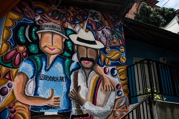 Ảnh: Juancho Torres Các bức tường ở Comuna 13 trở thành tấm thảm tranh kể về lịch sử thành phố Medellín, thời các băng đảng khét tiếng về ma túy lộng hành, giết chết nhiều người vào những năm 1990.