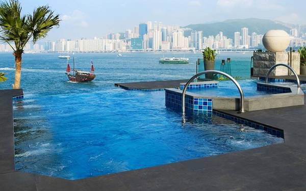 InterContinental Hong Kong, Hong Kong Nằm trên bến cảng Victoria, khách sạn InterContinental Hong Kong được chú ý nhờ có bể bơi ngoài trời lớn và bể nước nóng vô cực tại khu spa. Nhiều du khách tới đây nhận xét được đắm mình trong bể bơi của khách sạn khiến họ cảm thấy như đang bơi ở bến cảng vậy.