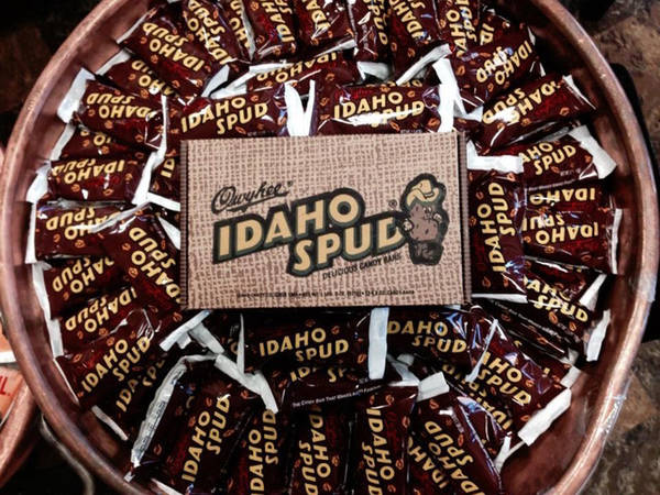 Hiển nhiên rằng Idaho nổi tiếng với các món ăn làm từ khoai tây. Nhưng bên cạnh đó, bạn vẫn có thể tự thưởng cho mình chút ngọt ngào từ món kẹo Idaho Spud ưa thích của dân địa phương. Loại kẹo này được làm từ chocolate, kẹo dẻo và dừa.
