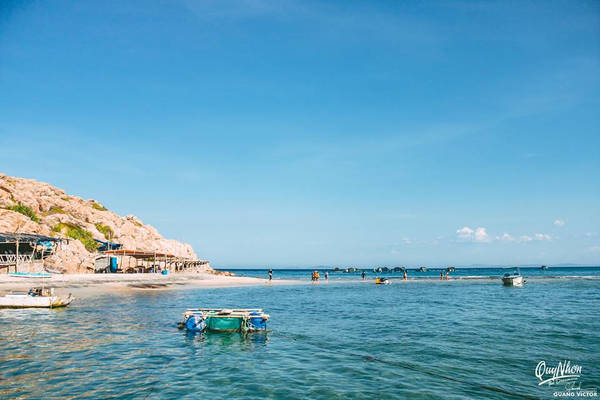 Bãi biển ở quanh Hòn Khô rất có nhiều đá, nhưng đây là một trong những nơi có bãi tắm biển sạch, hoang sơ nhất.