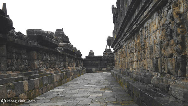 Những mảng tường rêu phong minh chứng cho sự bào mòn của thời gian nhưng Borobudur vẫn tồn tại hùng vĩ và huyền bí. Một điều thú vị khác là dù thời tiết có nắng nóng nhưng những bức tường đá bên trong đền vẫn mát lạnh.