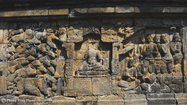 Những bức tranh phù điêu bằng đá có tổng diện tích bề mặt là 2.520 m vuông. Toàn bộ cấu trúc cho thấy sự pha trộn độc đáo của những ý tưởng về việc thờ cúng và ý niệm đạt đến Niết bàn của Phật giáo.