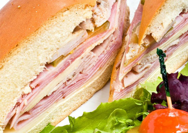 15. Sandwich Cuba Hương vị của bánh sandwich Cuba cũng khiến người ta mê mẩn. Món ăn được tạo nên từ jambon, thịt heo nướng, pho mát Thụy Sĩ, dưa chua, mù tạt và đôi khi cả salami - tất cả được xếp chồng lên nhau giữa hai lớp bánh mì Cuba.
