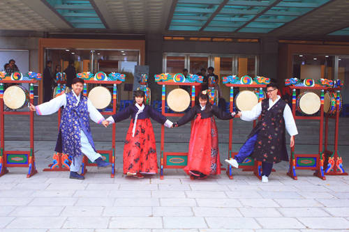 Các bạn trẻ rất thích thú khi mặc Hanbok truyền thống.