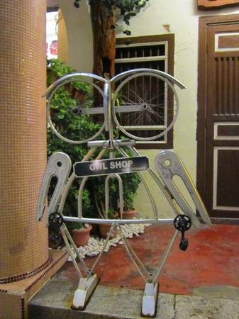Các cửa hàng bán quà lưu niệm ở Penang cũng thỏa sức sáng tạo bằng cách sử dụng các vật liệu của chiếc xe đạp để tạo hình thành con cú mèo.