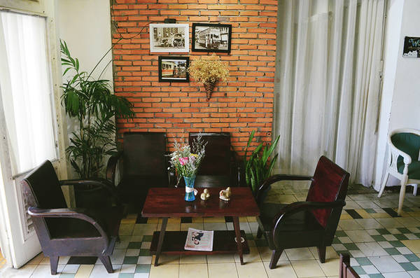 Tọa lạc tại một chung cư cũ trên đường Nguyễn Huệ (quận 1), quán cà phê The Letter có không gian nhẹ nhàng với gam màu vàng cam chủ đạo. Những bộ bàn ghế gỗ có phong cách cũ được kết hợp cùng những bức hình trắng đen mang lại cho thực khách cảm giác dễ chịu và gần gũi.