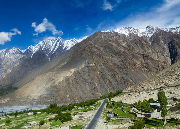 Quốc lộ Karakoram Quốc lộ chạy qua những dãy núi hùng vĩ và cả cung đường cao bậc nhất thế giới. Karakoram nối Pakistan và Trung Quốc (nên còn biết đến với tên quốc lộ Hữu Nghị), bắt đầu từ dòng sông Gilgit thơ mộng tới phía bắc của thành phố Kashgar thuộc Trung Quốc.