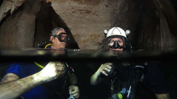 Lặn trong hang động ở Tuscany thuộc Italy Du khách được trải nghiệm lặn trong hang khi đến với khu villa nghỉ dưỡng sang trọng Grotta Giusti, Tuscany, Italy. Ảnh: Will Appleyard.