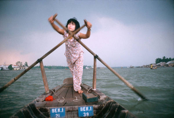 Vào năm 1994, ông có chuyến thăm Việt Nam và đã ghi lại những khoảnh khắc đời thường của người dân tại miền sông nước Cần Thơ. Trong hình là một cô gái chèo thuyền trên dòng sông Hậu.