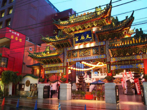 Khu phố Trung Hoa Yokohama Chinatown Có thể hơi kỳ lạ khi tới một đất nước giàu bản sắc văn hóa và lịch sử như Nhật Bản lại tới phố Trung Hoa, tuy nhiên Yokohama Chinatown cũng là một phần của Kanagawa. Đây là phố Trung Hoa lớn nhất Nhật Bản cũng như ở châu Á, có khoảng 3.000 - 4.000 người sinh sống và làm việc. Nơi đây có đến hàng trăm cửa hàng bán những món ăn ngon nhất Trung Quốc, nhiều công trình kiến trúc đặc sắc cho văn hóa đất nước tỷ dân nhưng cũng hài hòa với văn hóa bản địa.
