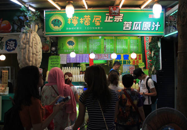 Khách chờ mua nước khổ qua trắng ở chợ đêm Tây Môn Đinh
