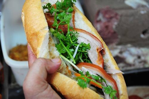 Bánh mì Hòa Mã Tiệm bánh lâu đời được coi là ký ức ẩm thực Sài Gòn của nhiều người. Ở hẻm 53 Cao Thắng, quận 3, vào mỗi buổi sáng, rất nhiều người tìm đến đây, ngồi trên những chiếc ghế cũ kỹ chờ đến lượt phục vụ. Ảnh: Huấn Phan.