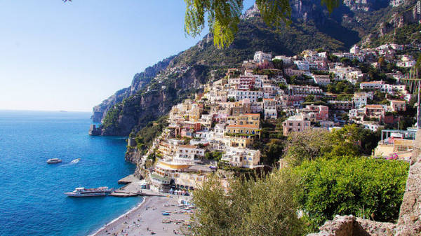 Positano, Amalfi: Bờ biển Amalfi được coi là viên ngọc quý tại vùng Địa Trung Hải. Địa điểm hấp dẫn nhất ở đây là thành phố với nhiều công trình kiến trúc cổ kính nằm sát bờ biển.