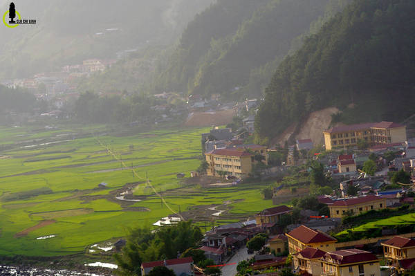 Nằm trên ngọn núi cao kế bên thị trấn Mù Cang Chải, nên đây chính là địa điểm có thể nhìn ngắm toàn cảnh thị trấn phố núi bên dưới.