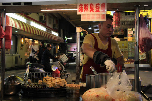 Một xe đậu hũ thối ở chợ đêm Tây Môn Đinh