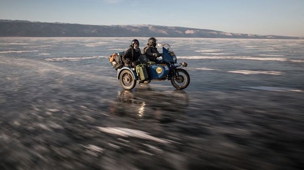 Chạy xe gắn máy trên băng ở Nga Ice Run là chuyến đi xe gắn máy ba bánh trên băng đưa du khách chạy dọc theo các con đường rừng hẻo lánh, vùng hồ Baikal rộng lớn bị đóng băng bằng phẳng. Ảnh: Theadventurists.