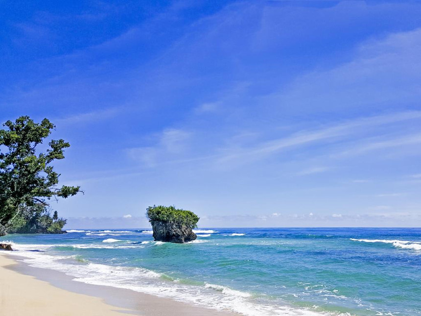 Morotai, Bắc Maluku: Nằm ở phía bắc Indonesia, Morotai rộng 1.800 km2 với những khu rừng tươi tốt các bãi biển cùng lịch sử hấp dẫn. Mặc dù không dễ dàng để tiếp cận hòn đảo, nhưng cảnh quan hoang dã, những câu chuyện về thời kì chiến tranh, cùng hoạt động lặn biển khám phá các vụ đắm tàu đã khiến nhiều người tò mò và mong muốn đặt chân đến Morotai. Ảnh: Escape. Xích đu trên biển lãng mạn như phim Đến quần đảo Gili của Indonesia, du khách sẽ có cơ hội ngồi trên những chiếc xích đu giữa biển đầy lãng mạn và ngắm hoàng hôn buông xuống. Bali