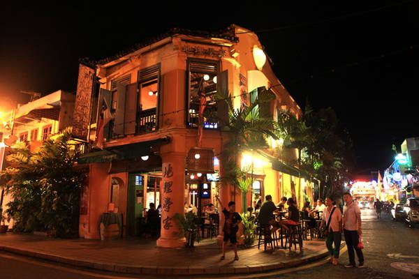 Một quán bar trên phố Jonker Street - Ảnh: Thủy Trần