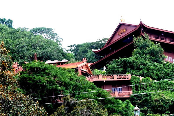 Nằm trên triền núi Vĩnh Tế về hướng bắc có ngôi chùa Phước Điền (chùa Hang) là một ngôi chùa cổ, có từ trên một thế kỷ.
