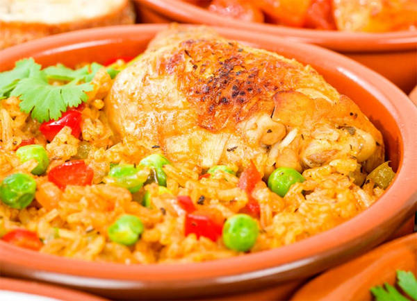  6. Cơm gà Cuba Arroz con pollo (cơm gà) là một món ăn truyền thống của Cuba. Thành phần gồm gạo, bia, nước hầm thịt, sofrito (một hỗn hợp rau và các loại thảo mộc tươi), thịt gà và nghệ tây.