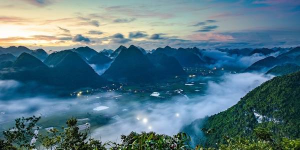 Đứng trên đỉnh Nà Lay, du khách có thể ngắm toàn cảnh thung lũng Bắc Sơn bao phủ trong màn mây trùng điệp.