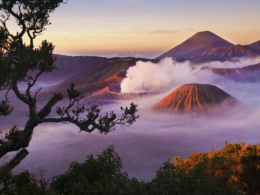 Vườn quốc gia Bromo Tengger Semeru, Đông Java: Với cảnh quan thiên nhiên hấp dẫn, vườn quốc gia Bromo Tengger Semeru giống như một sân chơi phiêu lưu rộng 800 km2. Nơi đây nổi bật với những đỉnh núi lửa như Mt Semeru, ngọn núi cao nhất Java hay Bromo, một trong những địa điểm được chụp ảnh nhiều nhất ở Indonesia. Bên cạnh đó, du khách đến vườn quốc gia còn có thể vượt qua biển cát trong một ngọn núi lửa cổ đại, ngắm cảnh thác và hồ nước sương mù hay khám phá văn hóa Tenggerese độc đáo. Ảnh: Easyvoyage.