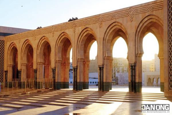 Những tia nắng bình minh tại Thánh đường Hassan II.