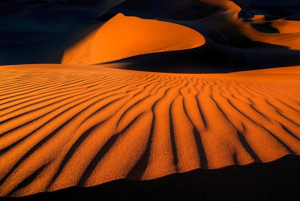 Sa mạc Namib đẹp kì ảo dưới ánh hoàng hôn - Ảnh: Ian Plant