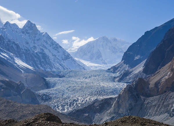 Sông băng Passu Miền bắc Pakistan là ''''thiên đường'''' của sông băng, băng tuyết dày bao phủ những ngọn núi. Nơi có cảnh đẹp ấn tượng nhất Passu là sông trải dài hơn 25km và cũng là nơi có trạm quan sát sông băng cao nhất thế giới.