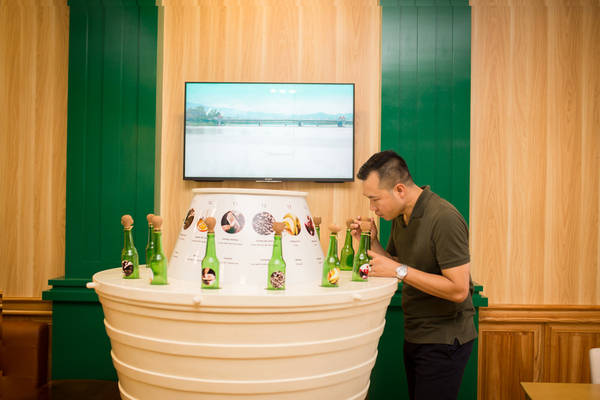 Nhà vô địch Olympic Hoàng Xuân Vinh trải nghiệm 14 hương vị bia trên thế giới.