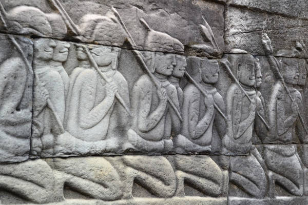 Tuy nhiên, Banteay Chhmar, địa điểm cách Angkor Wat vài giờ và chỉ có 1.500 du khách mỗi năm, vẫn mang lại trải nghiệm tuyệt vời về tâm linh. "Việc khám phá ngôi đền giống như quay ngược về thời đại khác và trải nghiệm sự tương tác độc đáo, tựa như cuộc chiến giữa văn hóa và thiên nhiên", Warrack cho biết. Ảnh: Visit Banteay Chhmar.