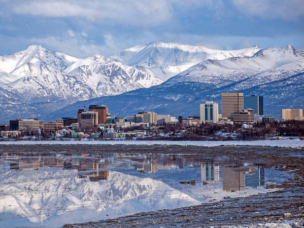 Anchorage là thành phố lớn nhất ở Alaska, nằm ngay cạnh một dãy núi hùng vĩ phía sau.