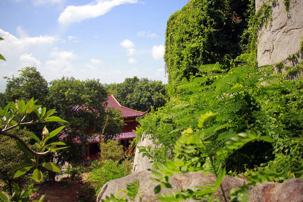 Nằm ở thế “tọa sơn hướng thủy”, chùa gây ấn tượng bởi sự thanh tịnh của chốn thiền môn giữa núi rừng. Chùa có kiến trúc đơn sơ, thờ đức Phật Thích Ca thiền định trên tòa sen.