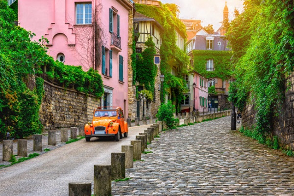 Paris, Pháp: Khu Montmartre được coi là đẹp nhất tại thành phố Paris, với đường phố lát đá cuội, quảng trường cỏ và những ngôi nhà nhiều màu sắc.