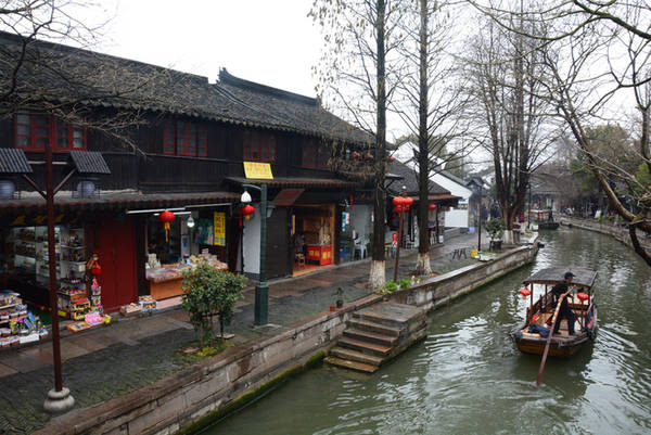 Chu Gia Giác là thị trấn nhỏ có hình dáng như chiếc quạt gấp, có niên đại hơn 1.700 năm. Năm 1991 được chính quyền thành phố Thượng Hải đưa vào danh mục một trong 4 danh trấn văn hóa đầu tiên ở đây.