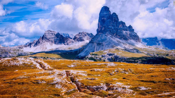 Dolomites: Đây là dãy núi ở miền đông bắc Italia, nổi tiếng với các hoạt động thể thao tuyết vào mùa đông cũng như leo núi và đi bộ đường trường vào mùa hè. Đỉnh cao nhất là Marmolada (3.343 m).